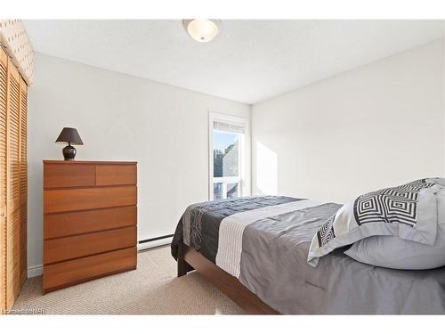 142-1058 Falgarwood Drive, Oakville, ON - Indoor Photo Showing Bedroom