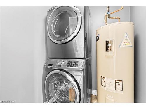 142-1058 Falgarwood Drive, Oakville, ON - Indoor Photo Showing Laundry Room