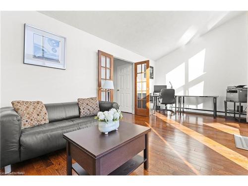 142-1058 Falgarwood Drive, Oakville, ON - Indoor Photo Showing Living Room