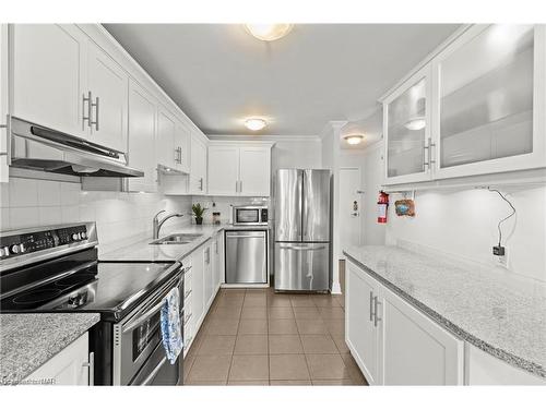 142-1058 Falgarwood Drive, Oakville, ON - Indoor Photo Showing Kitchen With Stainless Steel Kitchen