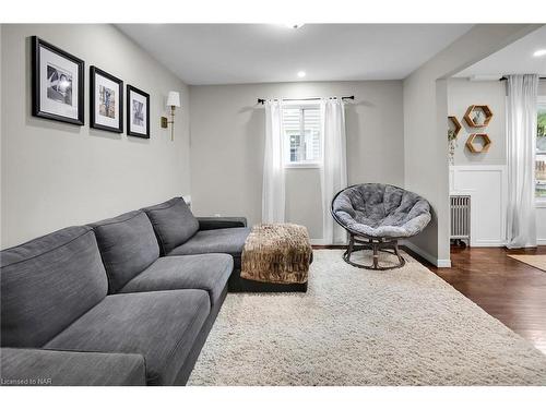 95 Omer Avenue, Port Colborne, ON - Indoor Photo Showing Living Room