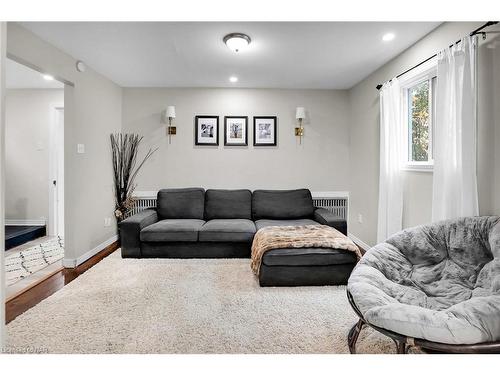 95 Omer Avenue, Port Colborne, ON - Indoor Photo Showing Living Room