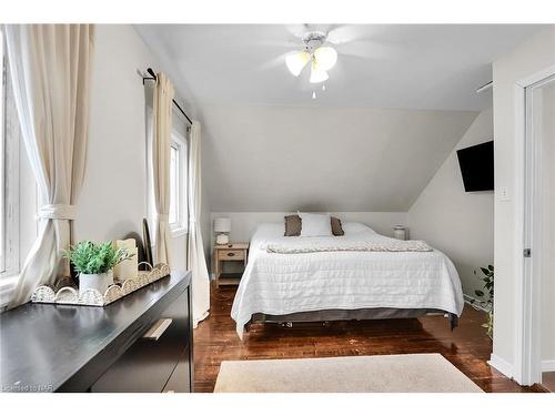 95 Omer Avenue, Port Colborne, ON - Indoor Photo Showing Bedroom