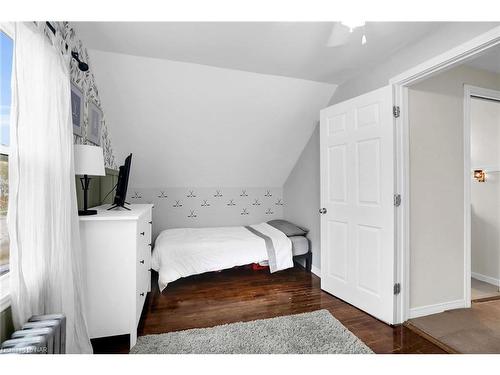 95 Omer Avenue, Port Colborne, ON - Indoor Photo Showing Bedroom