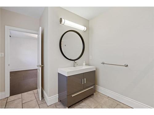 9 Regina Avenue, St. Catharines, ON - Indoor Photo Showing Bathroom