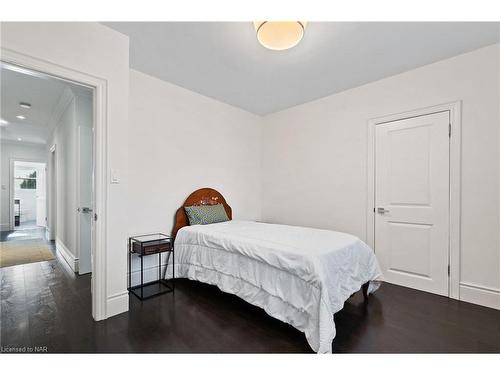 9 Regina Avenue, St. Catharines, ON - Indoor Photo Showing Bedroom