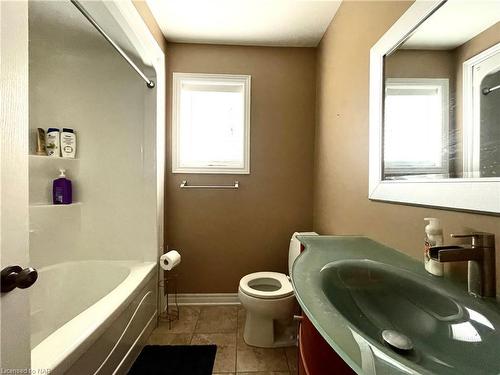 6877 Ailanthus Avenue, Niagara Falls, ON - Indoor Photo Showing Bathroom