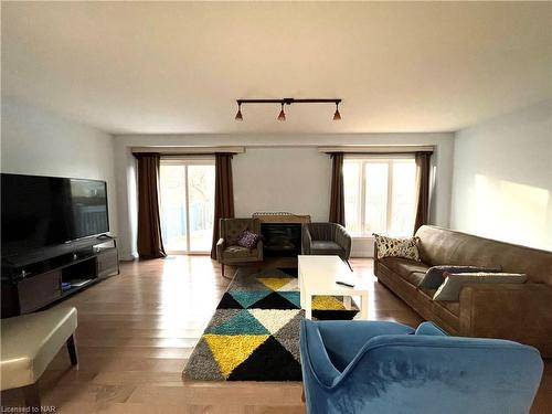 6877 Ailanthus Avenue, Niagara Falls, ON - Indoor Photo Showing Living Room