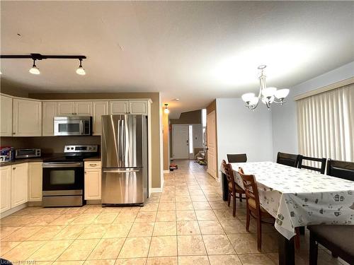 6877 Ailanthus Avenue, Niagara Falls, ON - Indoor Photo Showing Kitchen