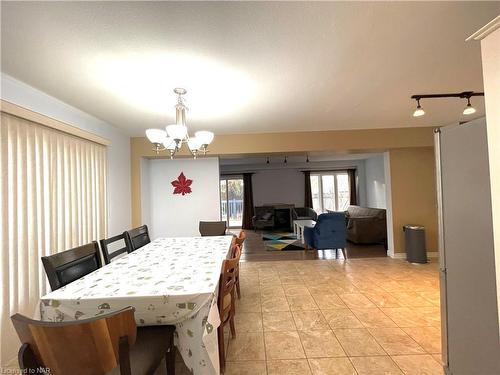 6877 Ailanthus Avenue, Niagara Falls, ON - Indoor Photo Showing Dining Room