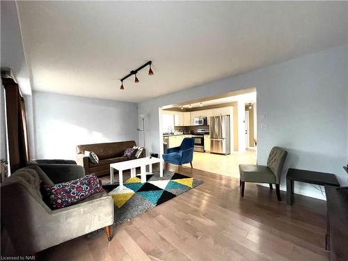 6877 Ailanthus Avenue, Niagara Falls, ON - Indoor Photo Showing Living Room