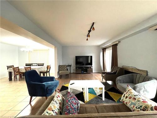 6877 Ailanthus Avenue, Niagara Falls, ON - Indoor Photo Showing Living Room