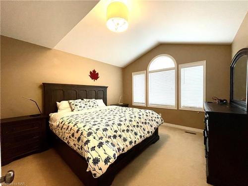 6877 Ailanthus Avenue, Niagara Falls, ON - Indoor Photo Showing Bedroom