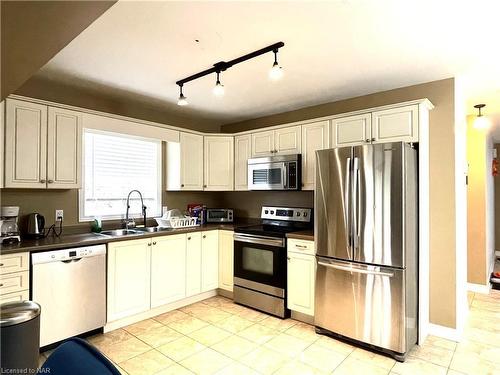 6877 Ailanthus Avenue, Niagara Falls, ON - Indoor Photo Showing Kitchen With Double Sink