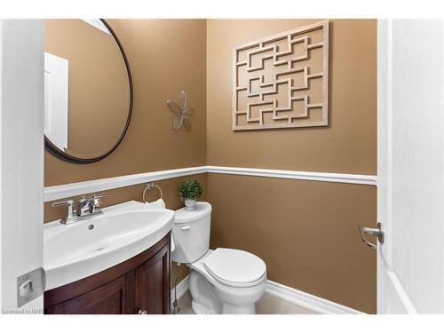 5803 Fiddlehead Lane, Niagara Falls, ON - Indoor Photo Showing Bathroom