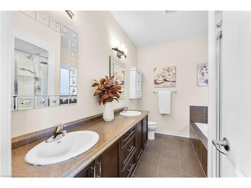 5803 Fiddlehead Lane, Niagara Falls, ON - Indoor Photo Showing Bathroom