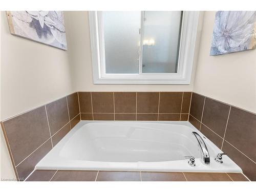 5803 Fiddlehead Lane, Niagara Falls, ON - Indoor Photo Showing Bathroom