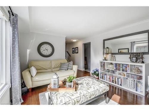 5 Upper Canada Drive, St. Catharines, ON - Indoor Photo Showing Living Room