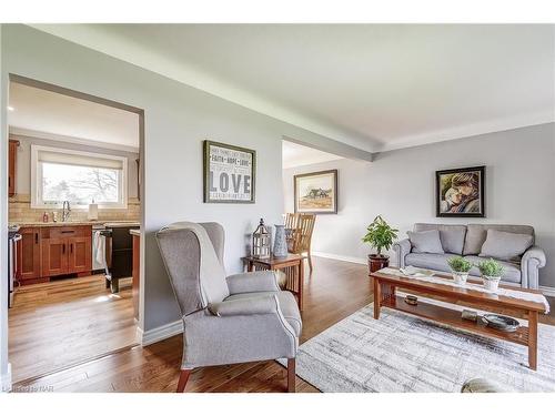 5 Upper Canada Drive, St. Catharines, ON - Indoor Photo Showing Living Room