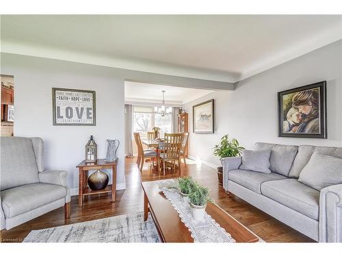 5 Upper Canada Drive, St. Catharines, ON - Indoor Photo Showing Living Room