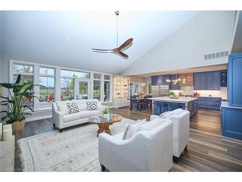 880 Metler Rd Road, Fenwick, ON - Indoor Photo Showing Living Room