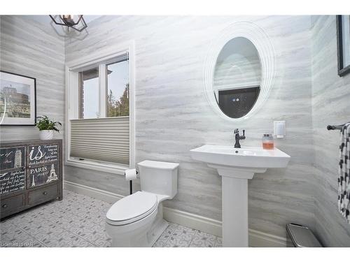 880 Metler Rd Road, Fenwick, ON - Indoor Photo Showing Bathroom