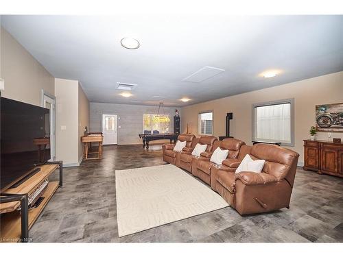 880 Metler Rd Road, Fenwick, ON - Indoor Photo Showing Living Room