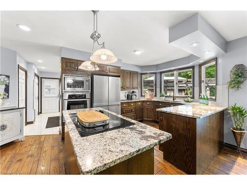 7091 Mount Forest Lane, Niagara Falls, ON - Indoor Photo Showing Kitchen With Upgraded Kitchen