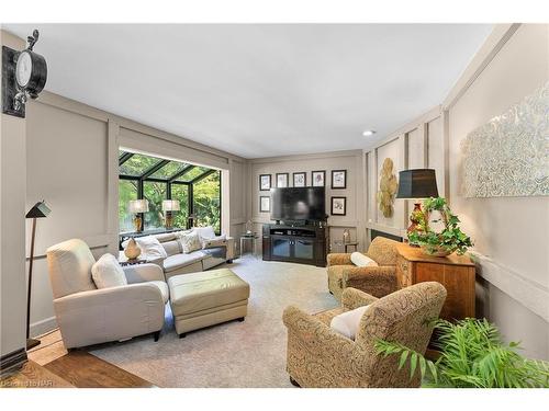 7091 Mount Forest Lane, Niagara Falls, ON - Indoor Photo Showing Living Room