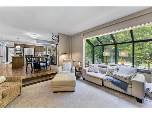 7091 Mount Forest Lane, Niagara Falls, ON - Indoor Photo Showing Living Room