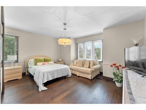 7091 Mount Forest Lane, Niagara Falls, ON - Indoor Photo Showing Bedroom