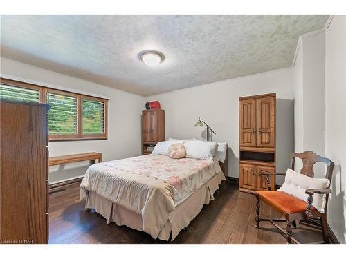 7091 Mount Forest Lane, Niagara Falls, ON - Indoor Photo Showing Bedroom