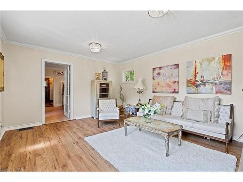 2 Carleton Street N, Thorold, ON - Indoor Photo Showing Living Room