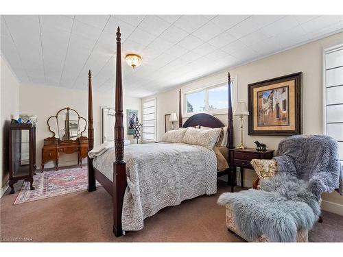 2 Carleton Street N, Thorold, ON - Indoor Photo Showing Bedroom