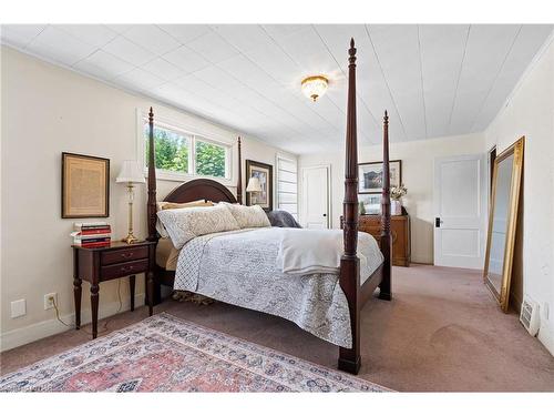 2 Carleton Street N, Thorold, ON - Indoor Photo Showing Bedroom