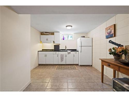 2 Carleton Street N, Thorold, ON - Indoor Photo Showing Kitchen