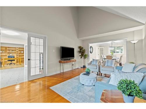 31 Bloomfield Trail, Richmond, ON - Indoor Photo Showing Living Room