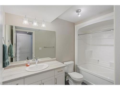 17-3340 Culp Road, Vineland Station, ON - Indoor Photo Showing Bathroom