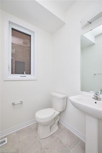 219 Port Crescent, Welland, ON - Indoor Photo Showing Bathroom