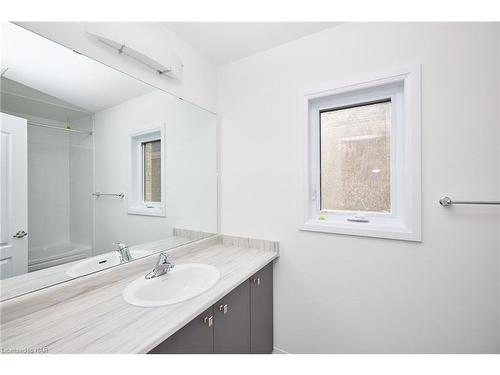 219 Port Crescent, Welland, ON - Indoor Photo Showing Bathroom