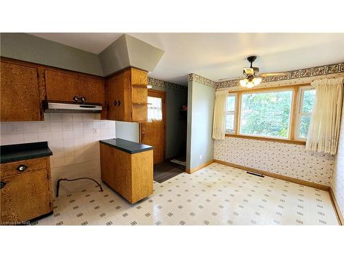 28 Myrtle Avenue, Welland, ON - Indoor Photo Showing Kitchen