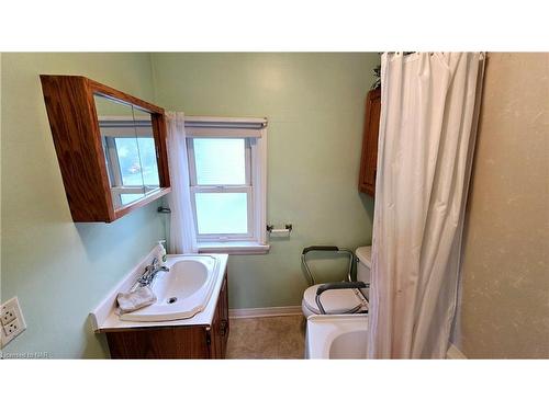 28 Myrtle Avenue, Welland, ON - Indoor Photo Showing Bathroom