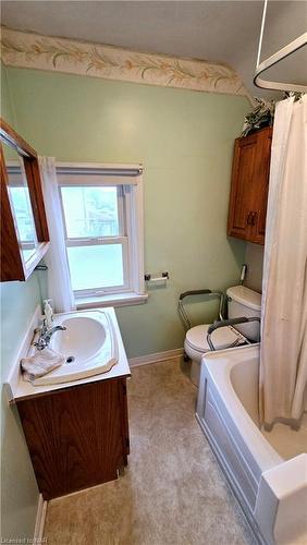 28 Myrtle Avenue, Welland, ON - Indoor Photo Showing Bathroom