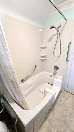 28 Myrtle Avenue, Welland, ON - Indoor Photo Showing Bathroom