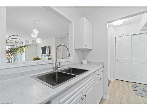 203-4090 John Charles Boulevard, Vineland, ON - Indoor Photo Showing Kitchen With Double Sink