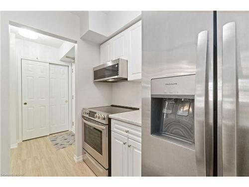 203-4090 John Charles Boulevard, Vineland, ON - Indoor Photo Showing Kitchen