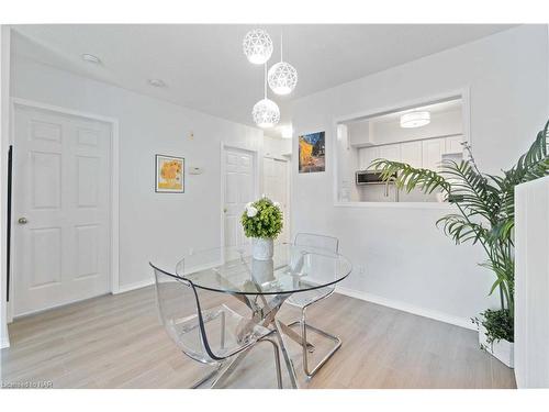 203-4090 John Charles Boulevard, Vineland, ON - Indoor Photo Showing Dining Room