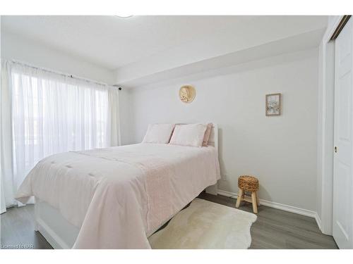 203-4090 John Charles Boulevard, Vineland, ON - Indoor Photo Showing Bedroom