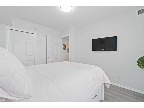 203-4090 John Charles Boulevard, Vineland, ON - Indoor Photo Showing Bedroom