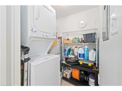 203-4090 John Charles Boulevard, Vineland, ON - Indoor Photo Showing Laundry Room